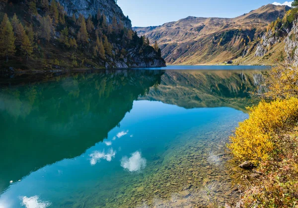 Sonniger Herbst alpiner Tappenkarsee und felsige Berge darüber, — Stockfoto