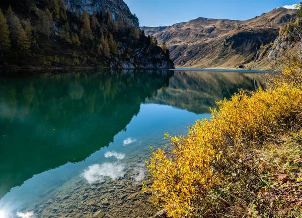 Zonnige herfst alpine Tappenkarsee meer en rotsachtige bergen boven, — Stockfoto