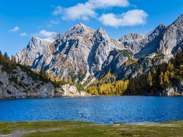 Slunečné podzimní alpské Tappenkarsee jezero a skalnaté hory nad, — Stock fotografie