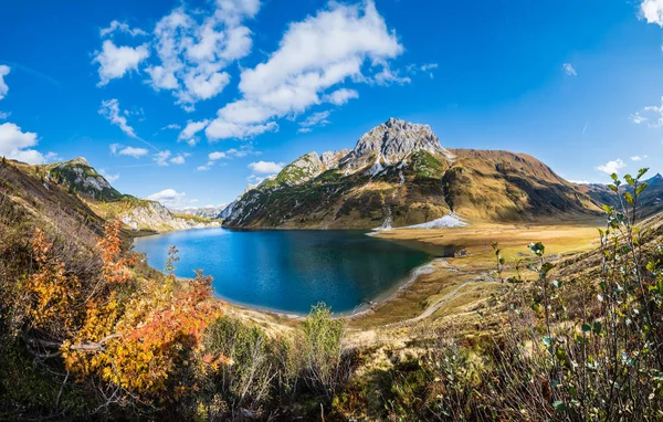 Zonnige herfst alpine Tappenkarsee meer en rotsachtige bergen boven, — Stockfoto