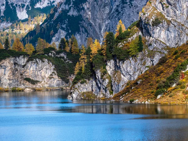 Zonnige herfst alpine Tappenkarsee meer en rotsachtige bergen boven, — Stockfoto