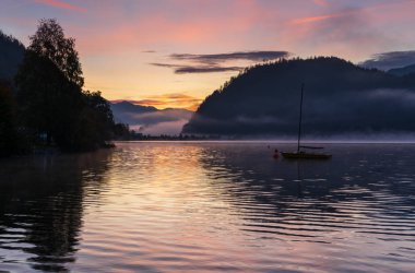 Huzurlu sonbahar Alpleri dağ gölü. Gündoğumu Wolfgangsee Gölü Yaşamı