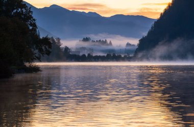 Huzurlu sonbahar Alpleri dağ gölü. Gündoğumu Wolfgangsee Gölü Yaşamı