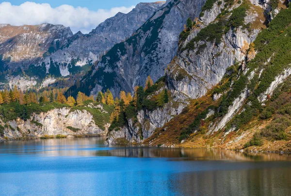 Soleado otoño alpino lago Tappenkarsee y montañas rocosas por encima , — Foto de Stock
