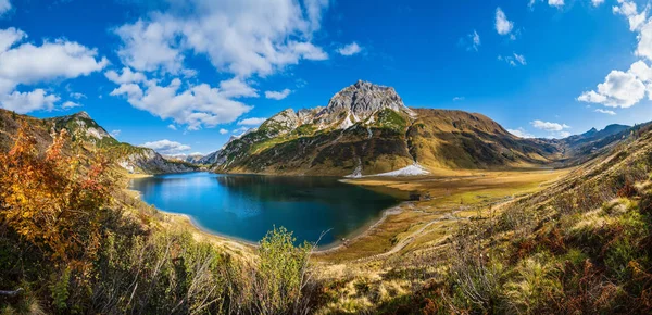 Slunečné podzimní alpské Tappenkarsee jezero a skalnaté hory nad, — Stock fotografie