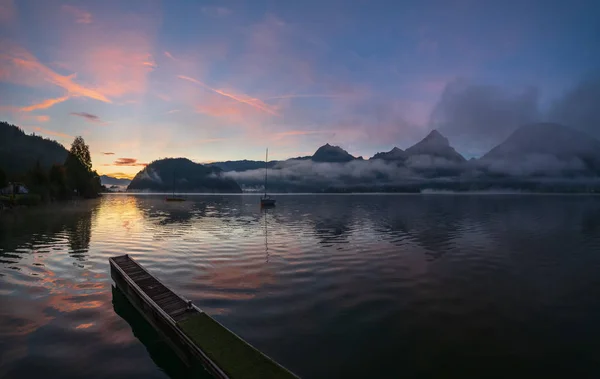 Alpes de outono pacífica lago de montanha. Nascer do sol Wolfgangsee lago vie — Fotografia de Stock