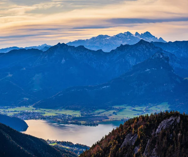 Schilderachtige herfstochtend Alpen berg Wolfgangsee uitzicht op het meer f — Stockfoto