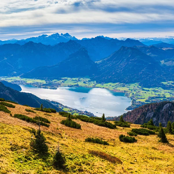 Γραφικό φθινόπωρο Άλπεις βουνό Wolfgangsee θέα στη λίμνη από Scha — Φωτογραφία Αρχείου