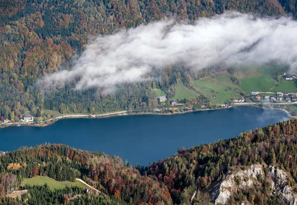 Pintoresca vista de los lagos de montaña de los Alpes otoñales desde Schafberg viewp — Foto de Stock