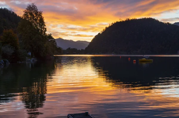 Tranquillo lago alpino autunnale. Alba Wolfgangsee lago vie — Foto Stock