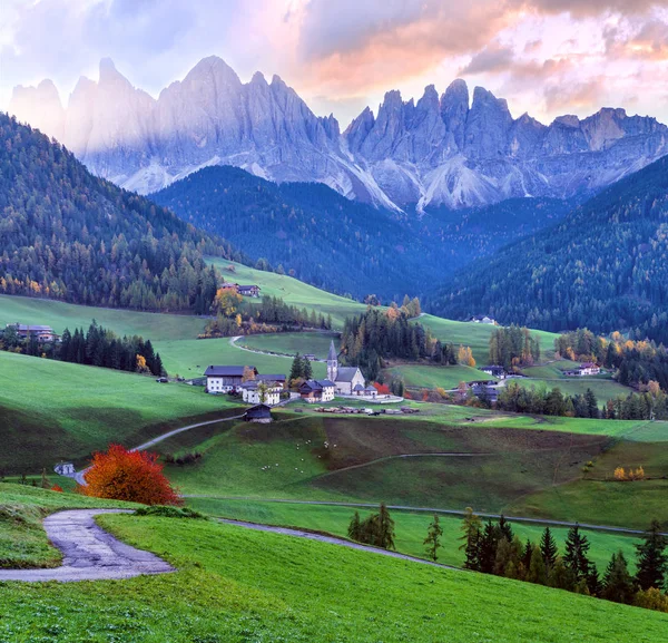 Őszi hajnal Santa Magdalena híres Olaszország Dolomitok falu v — Stock Fotó