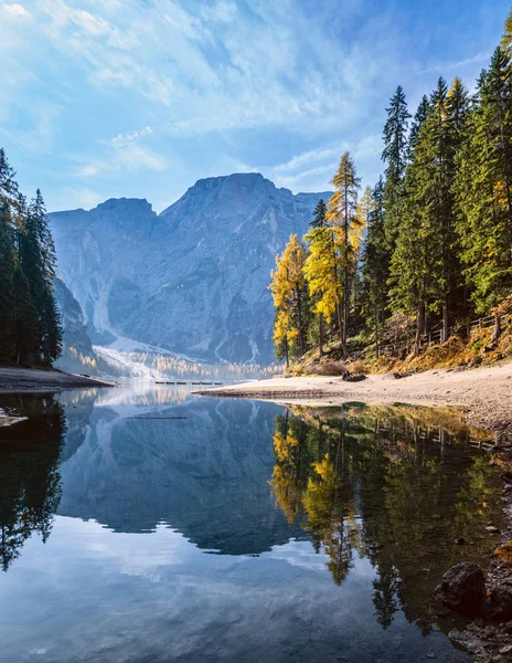 Podzimní klidné alpské jezero Braies nebo Pragser Wildsee. Fanes-Sen — Stock fotografie