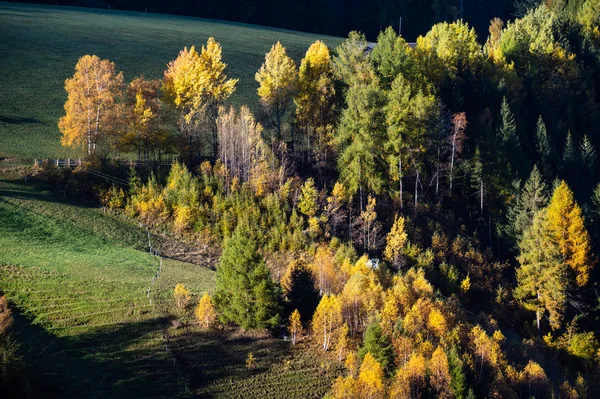 Ősz Santa Magdalena híres Olaszország Dolomitok hegyi falu e — Stock Fotó