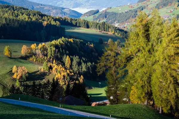 Autumn Santa Magdalena famous Italy Dolomites mountain village e — Stock Photo, Image