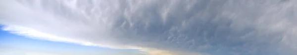 Cielo nocturno fondo con nubes —  Fotos de Stock