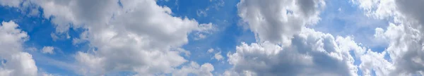 Cielo azul fondo con nubes — Foto de Stock