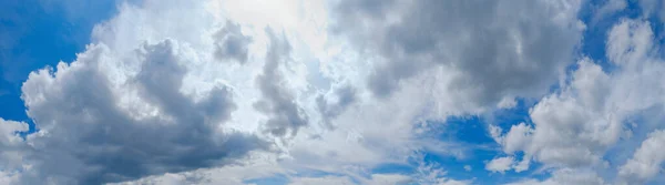 Cielo azul fondo con nubes —  Fotos de Stock