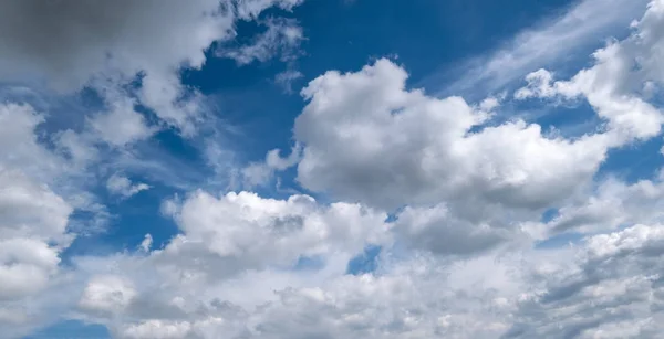 Bulutlu mavi gökyüzü arkaplanı — Stok fotoğraf