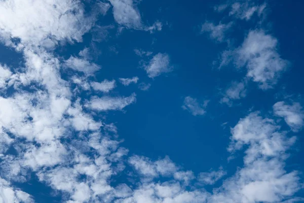 Cielo azul fondo con nubes —  Fotos de Stock