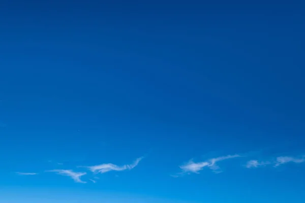 Fond bleu ciel avec nuages — Photo