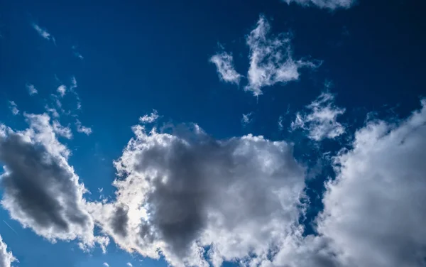 Cielo azul fondo con nubes — Foto de Stock