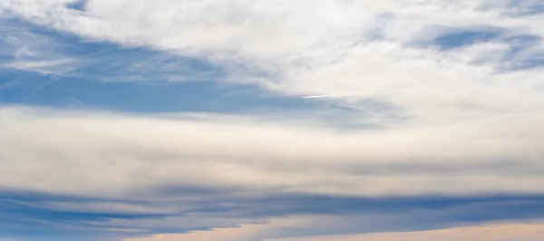 Céu à noite fundo com nuvens — Fotografia de Stock