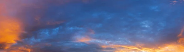 Вечернее небо фон с облаками — стоковое фото