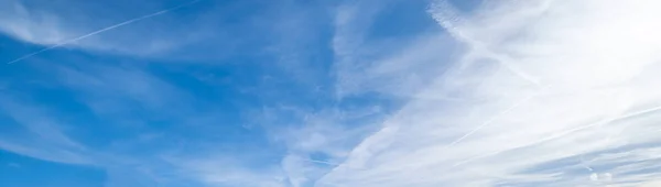 Bílé nadýchané cirrus a cirrocumulus mraky v tmavě modré azurové s — Stock fotografie