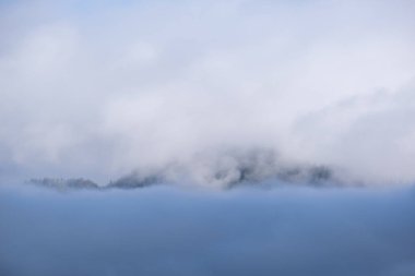 Akşamları kabarık bulutlar bulutlu gökyüzü manzarası. Dağ tepeleri silhou