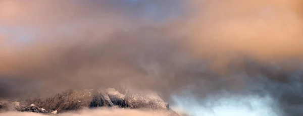 Bolyhos felhők az esti szürkület felhős ég kilátás. Hegy t — Stock Fotó