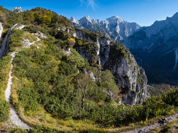 Słoneczna, kolorowa jesienna scena alpejska. Pokojowy widok na góry skaliste — Zdjęcie stockowe