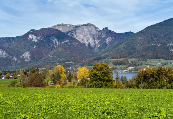 Outono pacífica Alpes montanha lago vista costa. Lago Wolfgangsee , — Fotografia de Stock