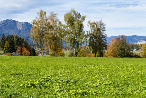 Pokojowy jesienny Alpy górskie jezioro widok brzegu. Jezioro Wolfgangsee, — Zdjęcie stockowe
