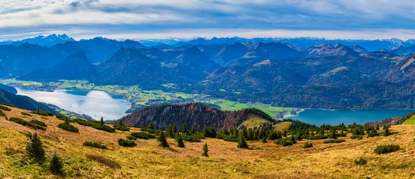 Malebný podzimní Alpy pohled na horská jezera ze Schafbergova pohledu — Stock fotografie