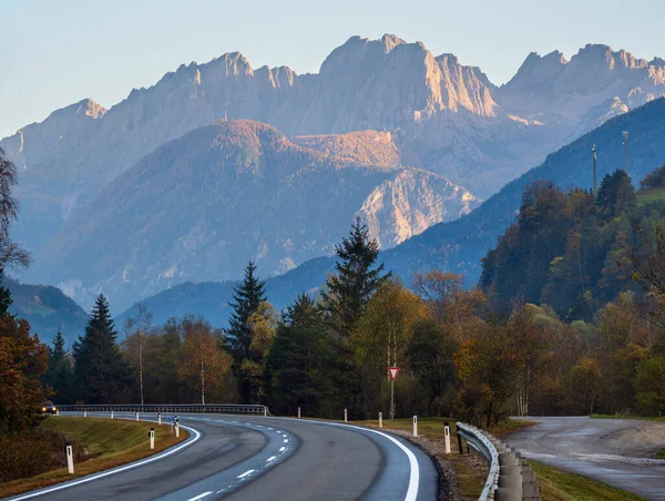 Autumn Alps mountain evening road view from Felbertauernstrasse — Stock Photo, Image