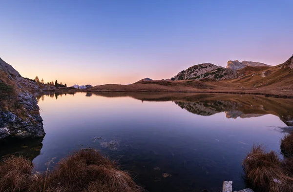 Early morning autumn alpine Dolomites mountain scene. Peaceful V — 图库照片