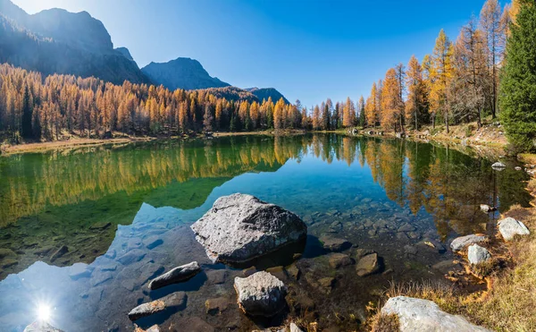 Autumn alpine mountain lake near San Pellegrino Pass, Trentino, — Stok fotoğraf