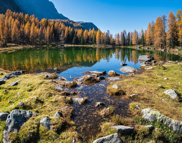 Jesienne alpejskie jezioro w pobliżu przełęczy San Pellegrino, Trentino, — Zdjęcie stockowe