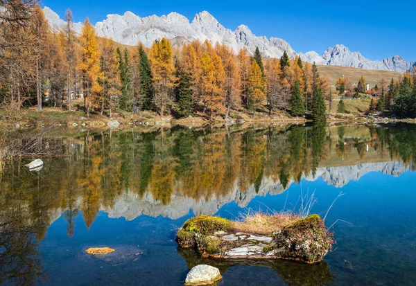 Herbst alpiner bergsee in der nähe von san pellegrino pass, trentino, — Stockfoto