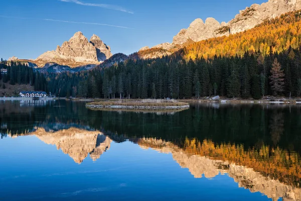 Mooie herfst avond Lake Misurina en drie pieken van Lavare — Stockfoto