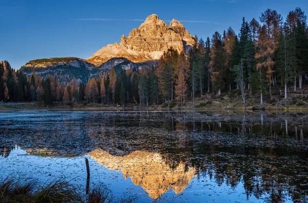 Mooie herfstavond Lake Antorno en drie toppen van Lavared — Stockfoto