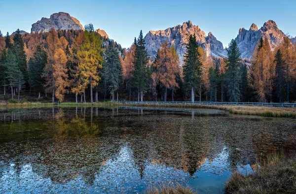 Mooie herfstavond Lake Antorno en drie toppen van Lavared — Stockfoto