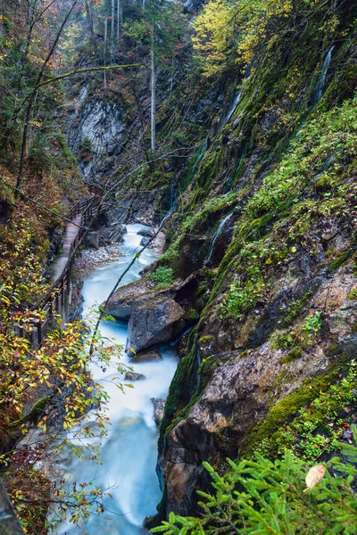 Ορεινό αλπικό φθινόπωρο φαράγγι Wimbachklamm και Wimbach ρεύμα πνεύμα — Φωτογραφία Αρχείου