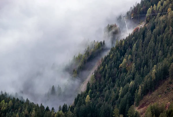 Cable car gondolas moving across the Alps mountain hill from mis — 스톡 사진