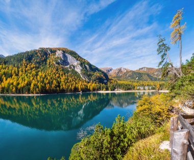 Sonbahar huzurlu Alp Gölü Braies veya Pragser Wildsee. Fanes-Sen