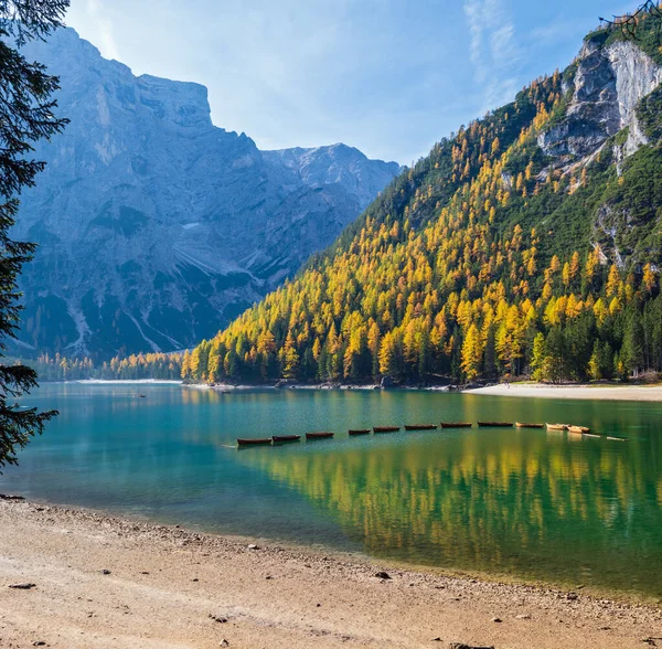 Jesienią spokojne alpejskie jezioro Braies lub Pragser Wildsee. Dolomity — Zdjęcie stockowe