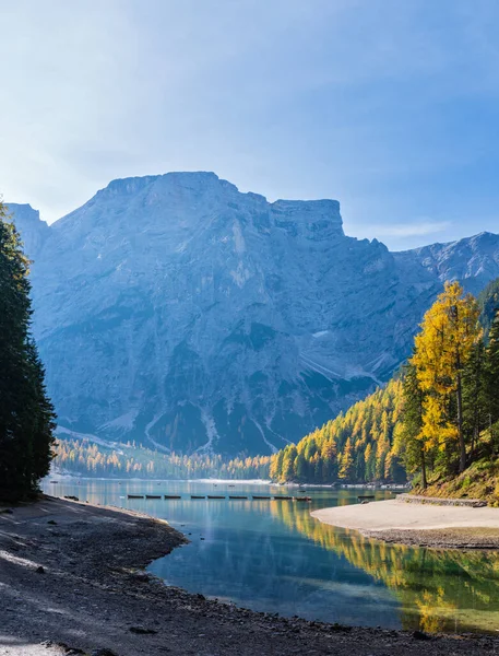 Otoño tranquilo lago alpino Braies o Pragser Wildsee. Dolomitas —  Fotos de Stock