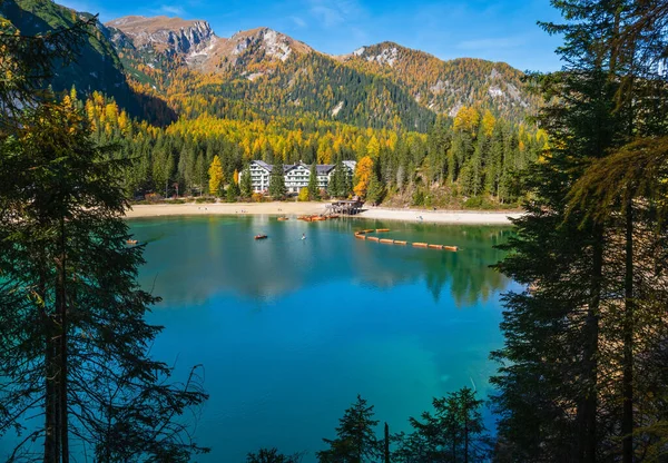 Herbstlich friedlicher Alpensee oder Pragser Wildsee. Dolomiten — Stockfoto