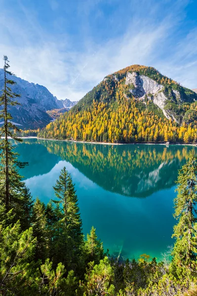 Jesienią spokojne alpejskie jezioro Braies lub Pragser Wildsee. Fanes-Sen — Zdjęcie stockowe