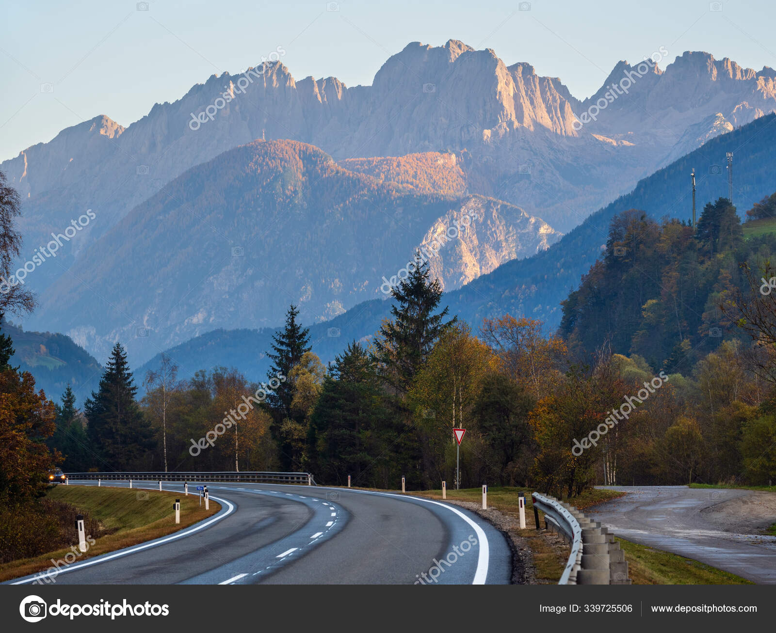 Herbst Alpen Berg Abend Strassenblick von felbertauernstrasse — Stockfoto © wildman #339725506